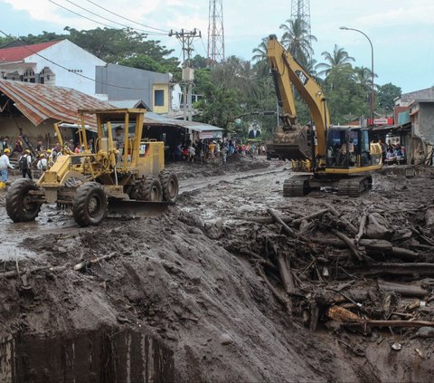 FOTO: Perjuangan Tim SAR Cari Korban Banjir Bandang di Sumbar, 50 Orang Ditemukan Tewas