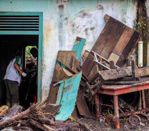 FOTO: Perjuangan Tim SAR Cari Korban Banjir Bandang di Sumbar, 50 Orang Ditemukan Tewas