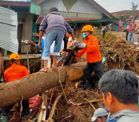 FOTO: Perjuangan Tim SAR Cari Korban Banjir Bandang di Sumbar, 50 Orang Ditemukan Tewas