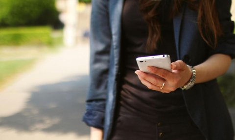 Banyak Orang Dibuat Terkejut setelah Tahu Seberapa Sering Menatap Layar HP