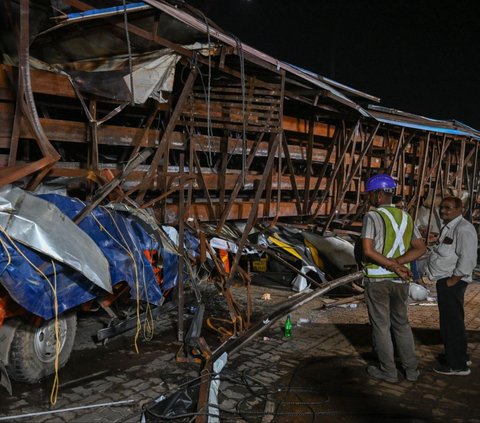 FOTO: Terjangan Badai Robohkan Papan Reklame Raksasa di India, Mobil-Mobil Hancur dan 14 Orang Tewas