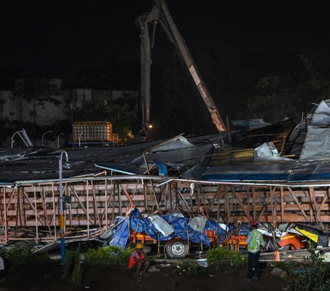 Dalam hitungan menit, kata dia, baliho tersebut tumbang menimpa SPBU dan area parkir.