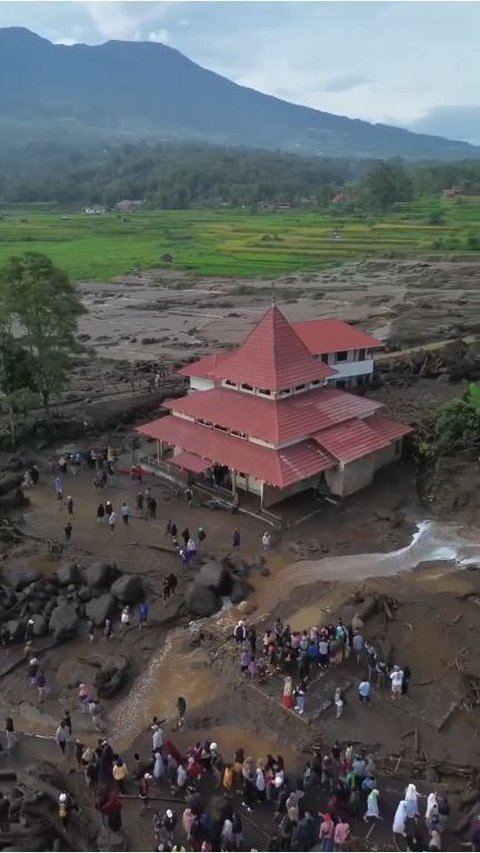 <b>Masjid di Batabuah Sumbar Ini Tetap Berdiri Kokoh Meski Diterjang Banjir Bandang Lahar Dingin, Ini Potretnya</b><br>