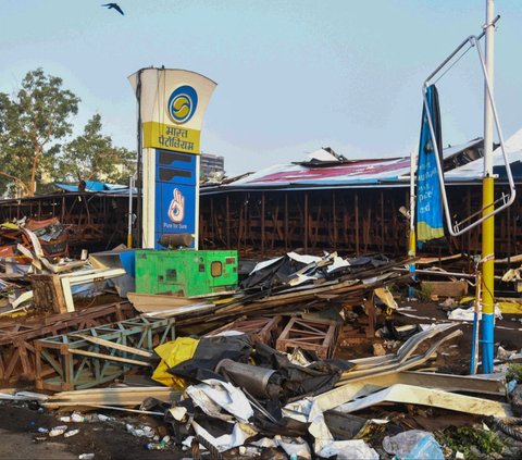 FOTO: Terjangan Badai Robohkan Papan Reklame Raksasa di India, Mobil-Mobil Hancur dan 14 Orang Tewas