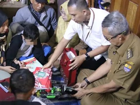 Viral Child Allegedly Depressed After Mother Sold His Savings Phone, Receives Assistance from President Jokowi