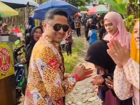 Foto-foto Hengky Kurniawan dan Istri Naik Motor saat Hadiri Acara Pernikahan Warga, Penampilannya Curi Perhatian
