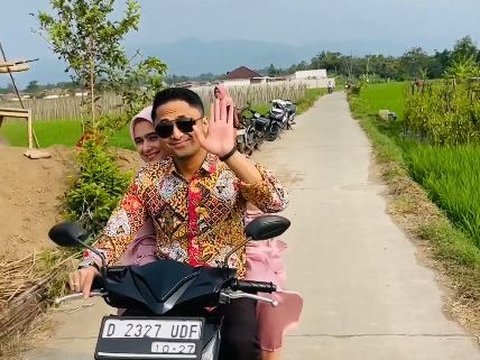 Foto-foto Hengky Kurniawan dan Istri Naik Motor saat Hadiri Acara Pernikahan Warga, Penampilannya Curi Perhatian