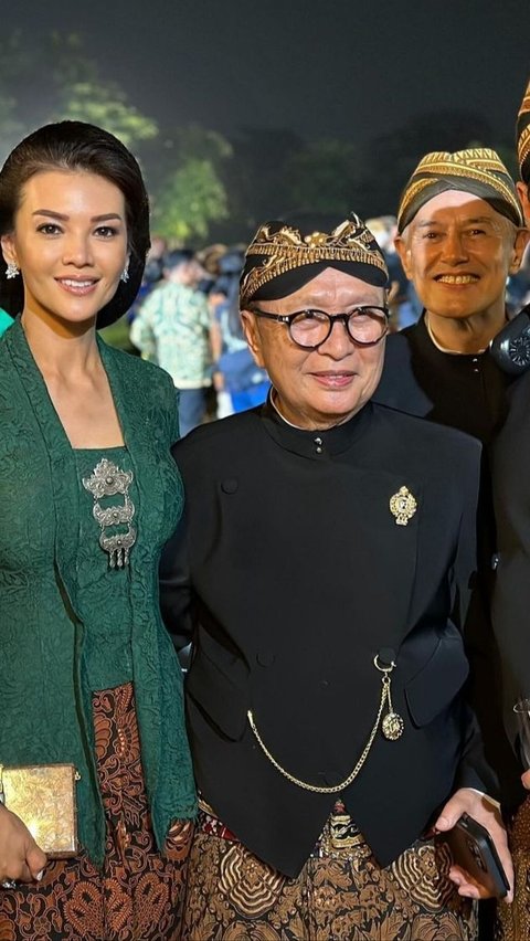 Farah terlihat sangat anggun dan pantas dengan kebaya kutubaru yang membuatnya tampak elegan.