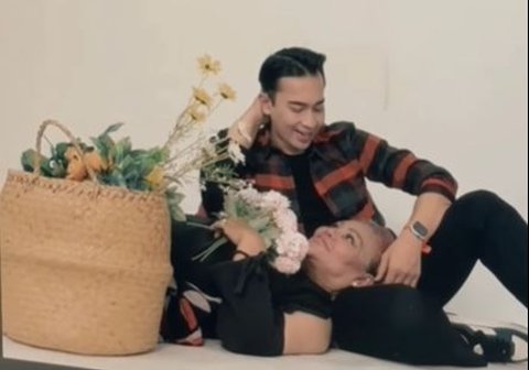 10 Moments Eva Manurung and Egi Fazri Young Lover during Photoshoot, Their Poses are Overly Intimate