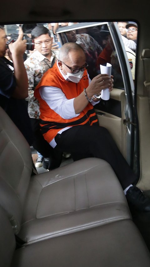 Kasdi Subagyono memasuki mobil seusai menjalani pemeriksaan sebagai saksi kasus pelanggaran etik pimpinan KPK Nurul Ghufron di Gedung ACLC KPK, Rasuna Said, Jakarta, Selasa (14/5/2024).  Merdeka.com/Arie Basuki
