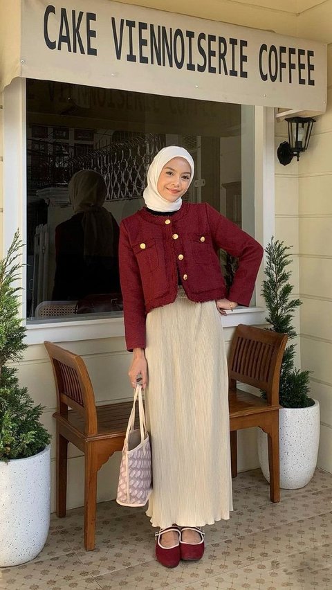 Mix and Match Maroon Outfit Makes Hijaber's Appearance Sweeter