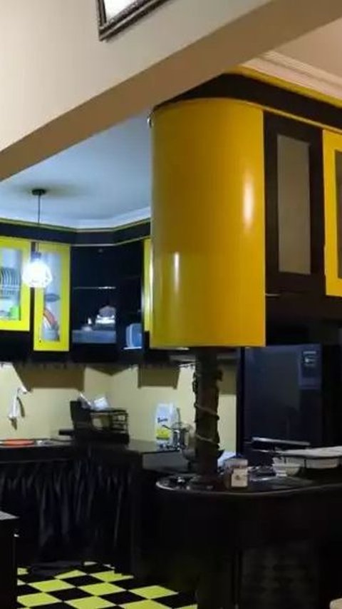 8 Pictures of Praz Teguh's Small Kitchen, Combining Yellow-Black Nuances