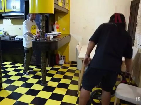 8 Pictures of Praz Teguh's Small Kitchen, Combining Yellow-Black Nuances