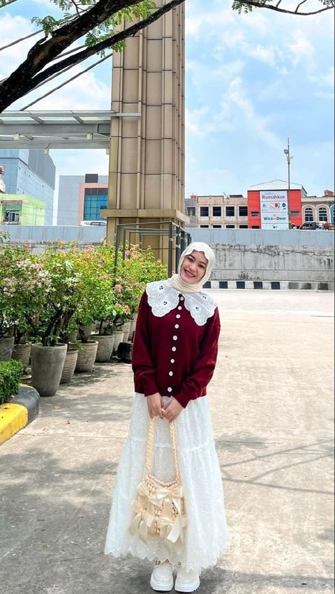 Mix and Match Maroon Outfit Makes Hijaber's Appearance Sweeter