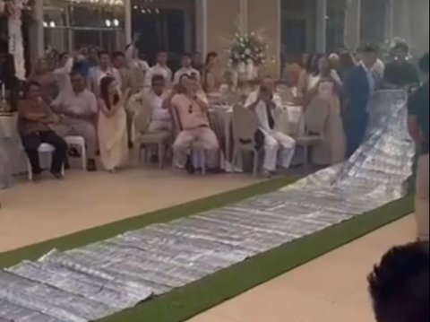 Viral Groom Surprises Bride with Hundreds of Millions of Money Carpet on Wedding Day, the Sight is Astonishing!