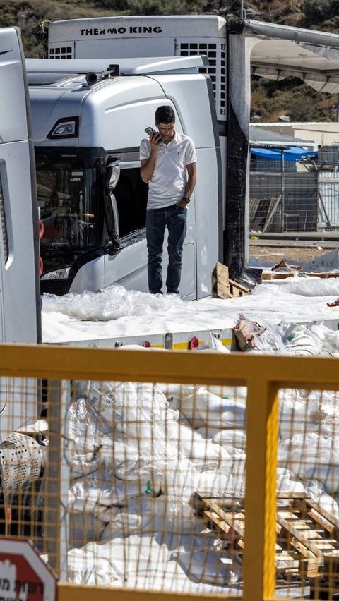 Dilaporkan pasokan bantuan ini dirusak oleh aktivis sayap kanan Israel yang memprotes pengiriman bantuan ke Jalur Gaza. Foto: Oren ZIV / AFP