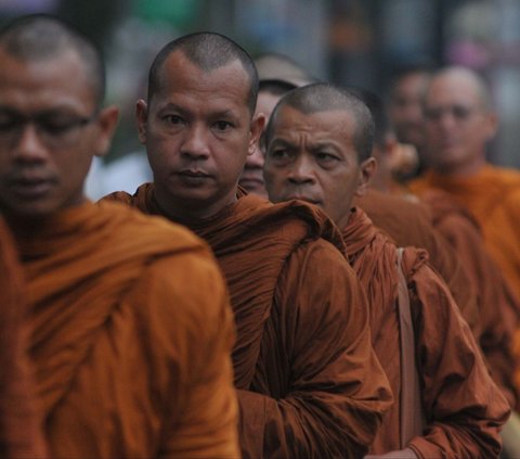 FOTO: Persiapan 40 Biksu Sebelum Ritual Thudong Jalan kaki ke Candi Borobudur untuk Sambut Tri Suci Waisak 2568 BE