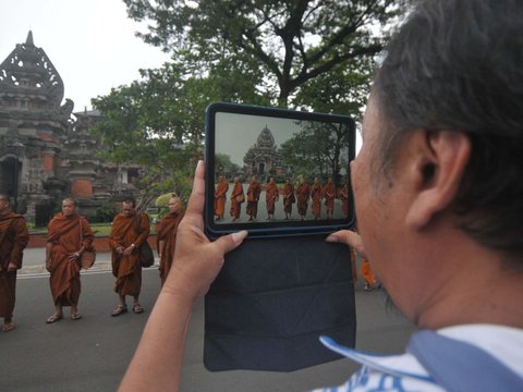 FOTO: Persiapan 40 Biksu Sebelum Ritual Thudong Jalan kaki ke Candi Borobudur untuk Sambut Tri Suci Waisak 2568 BE