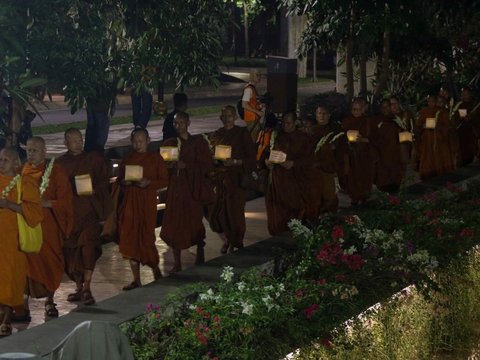 FOTO: Prosesi Walking Meditation dan Melarung Lentera Awali Dimulainya Perjalanan Ritual Thudong Jelang Waisak 2568 BE