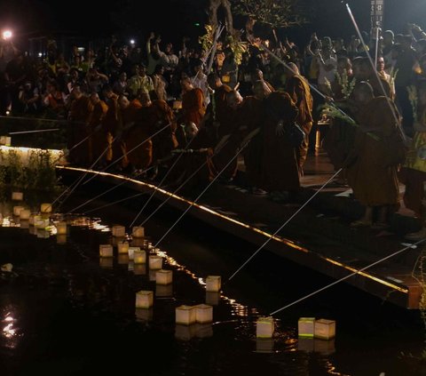 FOTO: Prosesi Walking Meditation dan Melarung Lentera Awali Dimulainya Perjalanan Ritual Thudong Jelang Waisak 2568 BE