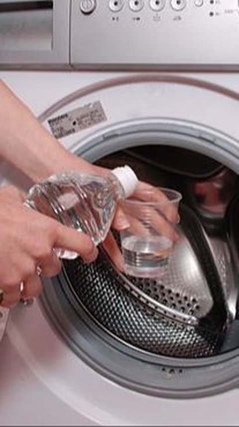 Isi Mesin Cuci dengan Air Bersih