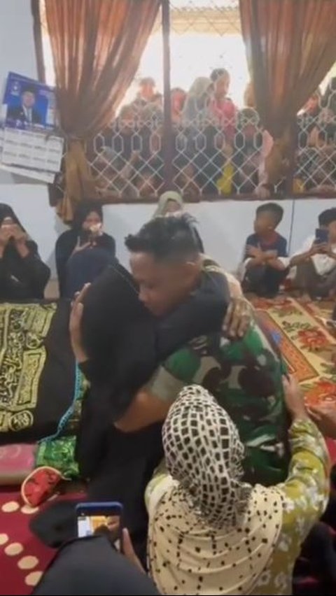 Viral Momen Haru Anggota TNI Berusaha Tegar saat Ayahnya Meninggal, Tahan Tangis di Depan Ibu