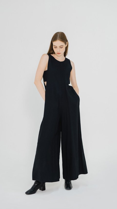 Memakai jumpsuit yang menarik, akan menambah kesan stylish pada penampilan. Simak rekomendasinya berikut ini!