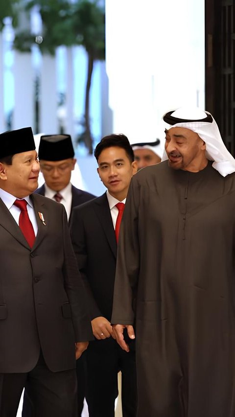 Momen hangat saat MBZ menyambut langsung kedatangan Prabowo-Gibran dan rombongan di istana. <br>