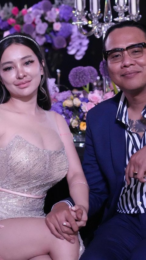 This is the intimate portrait of Gofar Hilman and Cupita Gobas when attending the wedding reception of Rizky Febian and Mahalini.