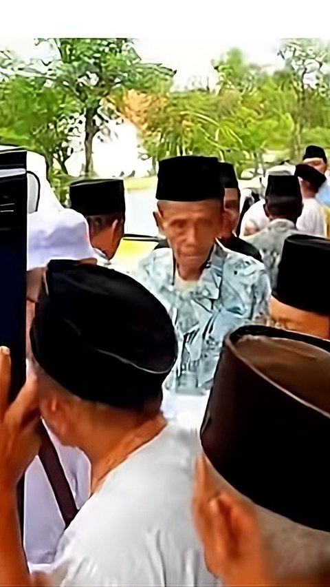 Meriah, Dijemput 60 Mobil Sampai Dikawal Polisi Momen Kades Pulang dari Umroh