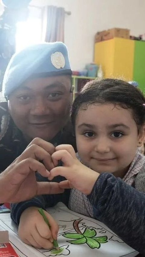 Perwira TNI Jalani Tugas Kemanusiaan, Penuh Kasih Sayang Peluk Anak-anak di Lebanon