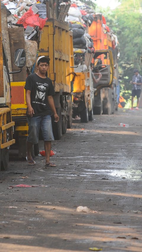 Antrean truk tampak mengular di TPA Cipayung untuk menunggu antrean pembuangan sampah. Merdeka.com/Arie Basuki