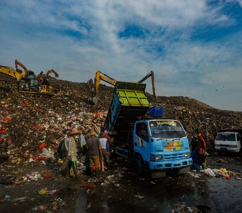 FOTO: TPA Cipatung Dibuka Kembali Usai 2 Hari Ditutup karena Gunungan Sampah Longsor