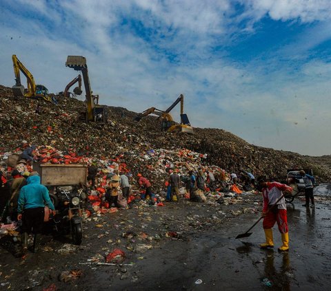 FOTO: TPA Cipatung Dibuka Kembali Usai 2 Hari Ditutup karena Gunungan Sampah Longsor