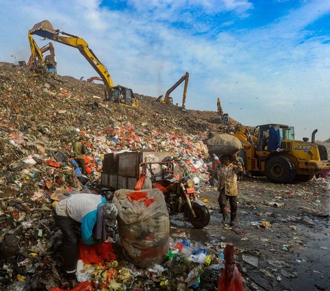 FOTO: TPA Cipatung Dibuka Kembali Usai 2 Hari Ditutup karena Gunungan Sampah Longsor