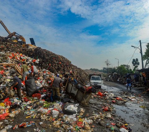 FOTO: TPA Cipatung Dibuka Kembali Usai 2 Hari Ditutup karena Gunungan Sampah Longsor