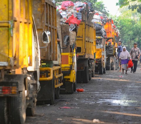 FOTO: TPA Cipatung Dibuka Kembali Usai 2 Hari Ditutup karena Gunungan Sampah Longsor