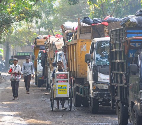 FOTO: TPA Cipatung Dibuka Kembali Usai 2 Hari Ditutup karena Gunungan Sampah Longsor