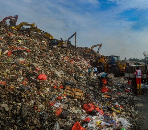 FOTO: TPA Cipatung Dibuka Kembali Usai 2 Hari Ditutup karena Gunungan Sampah Longsor