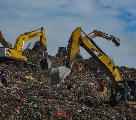 FOTO: TPA Cipatung Dibuka Kembali Usai 2 Hari Ditutup karena Gunungan Sampah Longsor