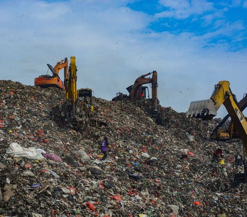 FOTO: TPA Cipatung Dibuka Kembali Usai 2 Hari Ditutup karena Gunungan Sampah Longsor