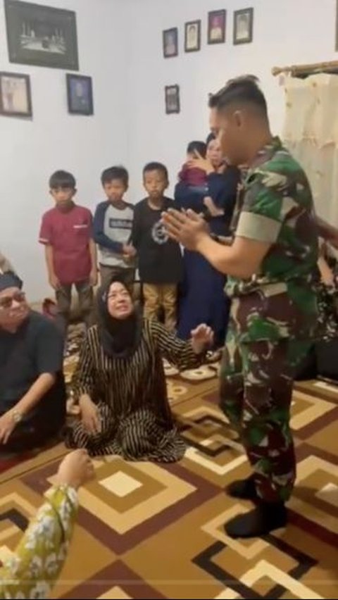 Wajah Tegar Prajurit TNI Pulang ke Rumah Melihat Ayahnya Meninggal Dunia, Momennya Terasa Pilu<br>