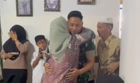 Wajah Tegar Prajurit TNI Pulang ke Rumah Melihat Ayahnya Meninggal Dunia, Momennya Terasa Pilu