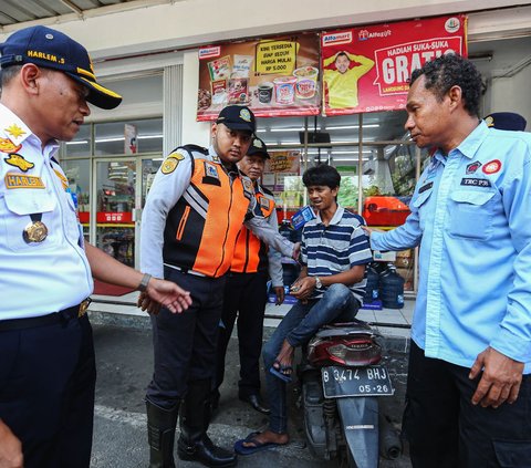 FOTO: Berantas Pungli, Dishub-Satpol PP Angkut Jukir Liar Minimarket di Jakarta Pusat