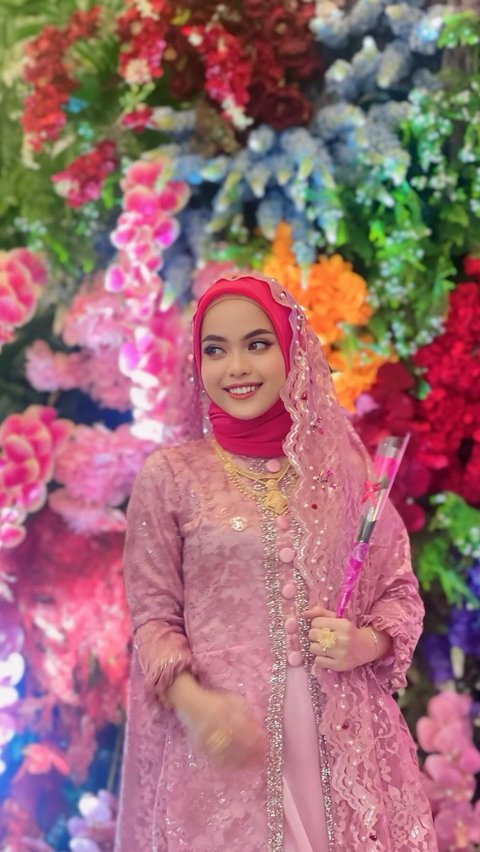 Putri is seen wearing many jewelry, starting from necklace, bracelet, to ring.