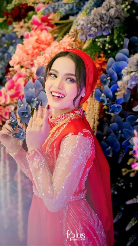 However, netizens still admire Putri's beauty, especially now that she is seen wearing a headscarf.