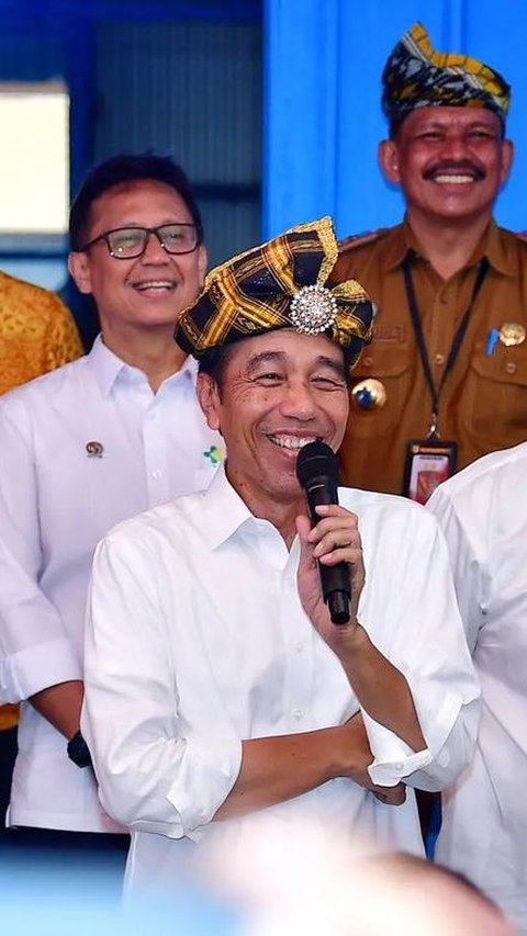 Jokowi Sampai Duduk Bersimpuh di Hadapan Pedagang saat Blusukan di Pasar Laino