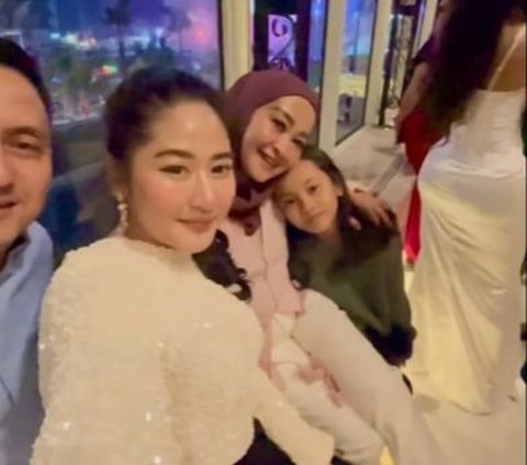 Romantis Banget, Potret Ricky Subagja Rayakan Ultah Istri yang Beda Usia 26 Tahun Lebih Muda