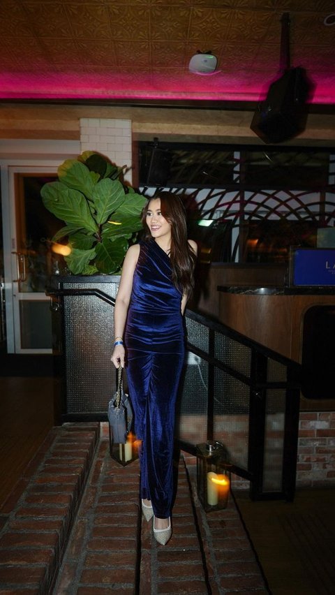 Datang ke sebuah acara, Aaliyah tampil glamour dalam balutan dress warna biru.