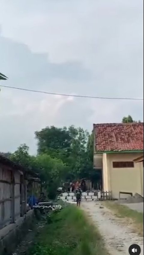 Viral Video Warga Blora Gotong Royong Bangun Tembok di Tengah Jalan, Tutup Akses Tetangga 'Ruwet'